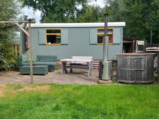 De Warrewein - Pipowagen met hottub en sauna
